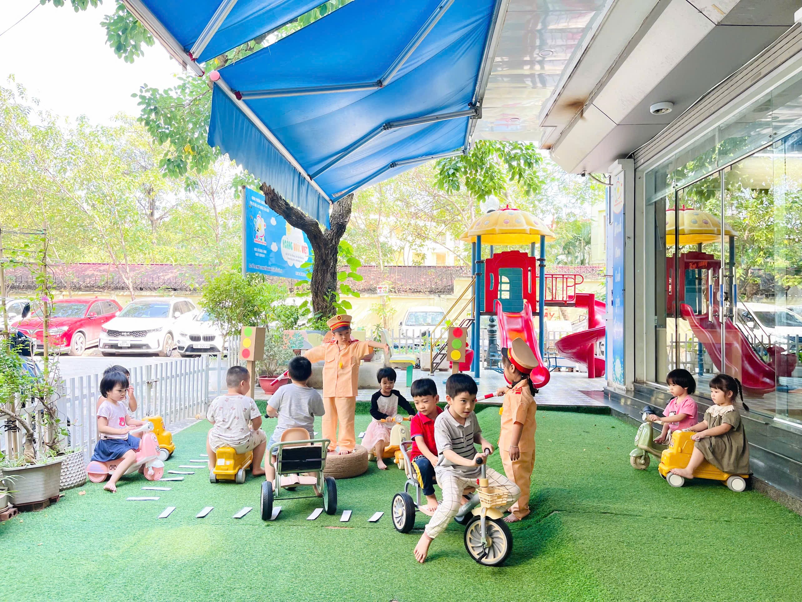 activities: bé làm chú cảnh sát giao thông