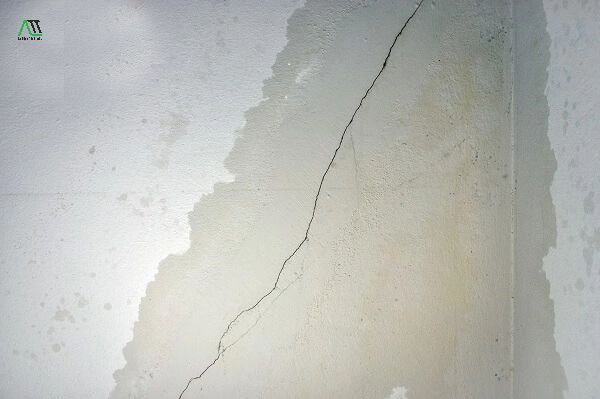 Nguyên nhân tường nhà bị ngấm nước, bong tróc 