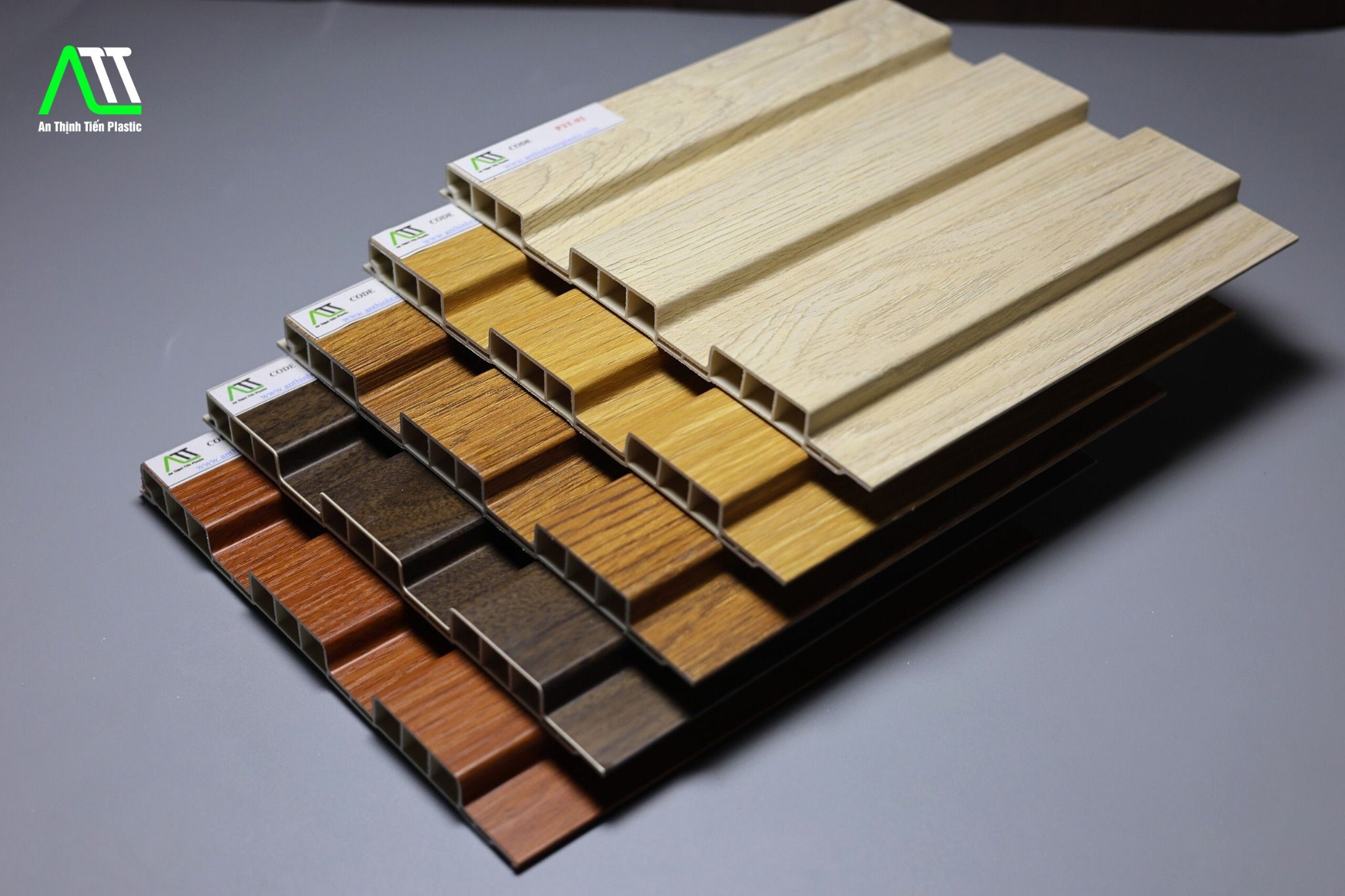 Có nên mua tấm nhựa giả gỗ ốp trần không