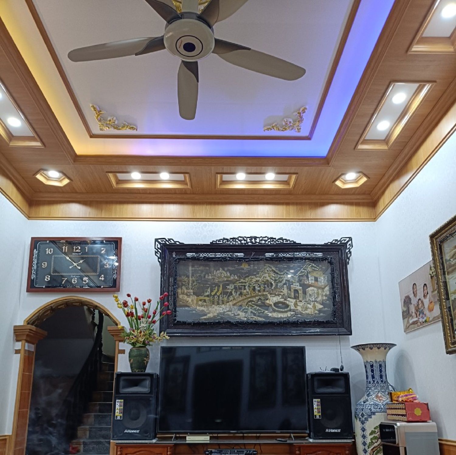 Có nên mua tấm nhựa giả gỗ ốp trần không
