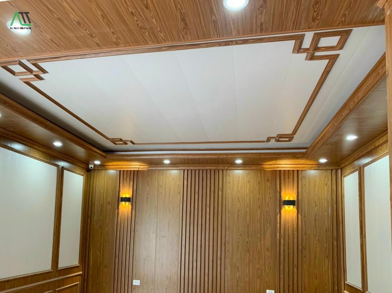 dùng tấm nhựa ốp tường có mùi khó chịu không