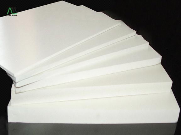 dùng tấm nhựa ốp tường có mùi khó chịu không