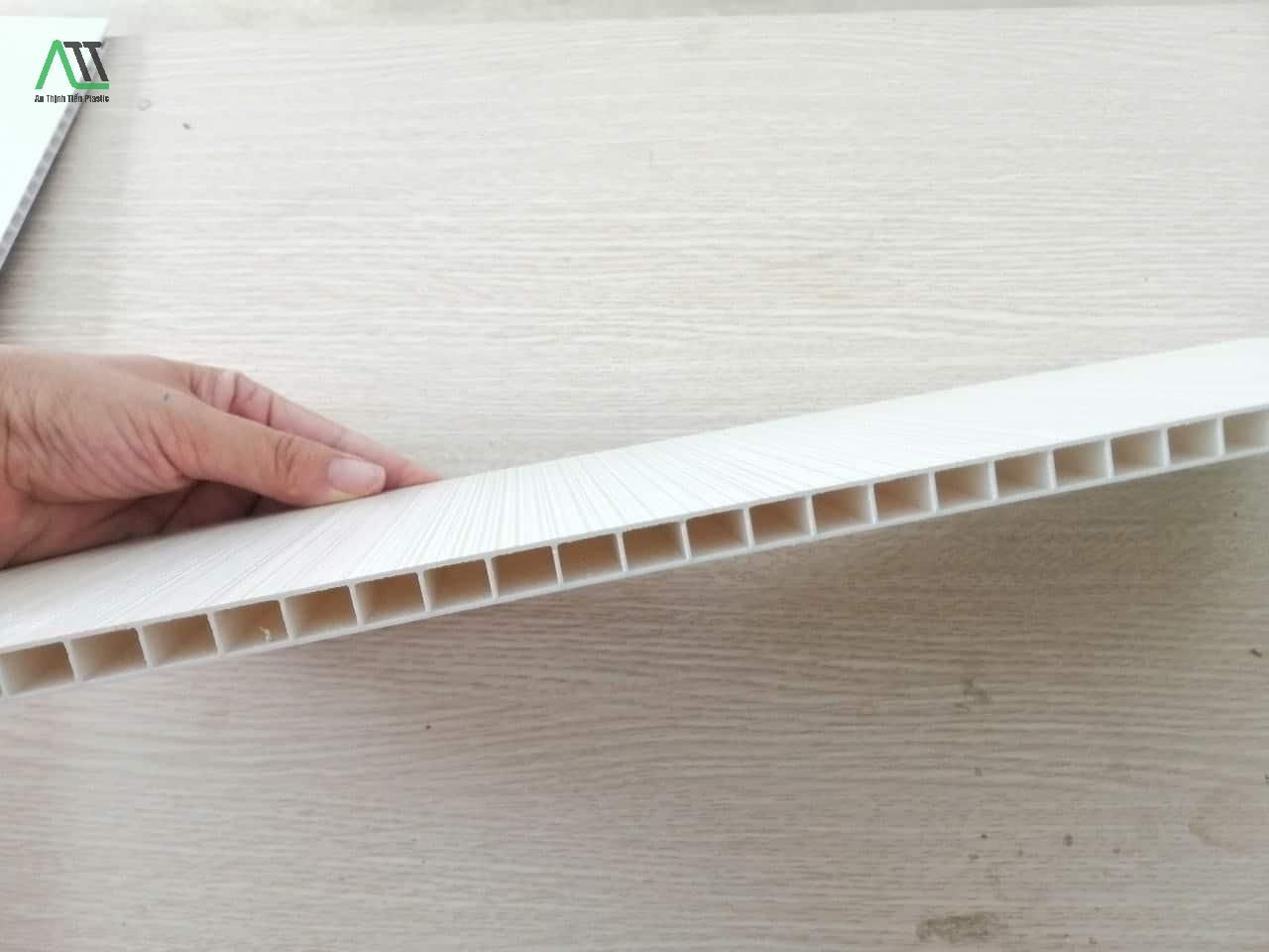 dùng tấm nhựa ốp tường có mùi khó chịu không
