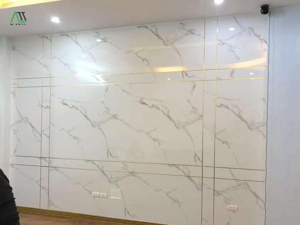 dùng tấm nhựa ốp tường có mùi khó chịu không