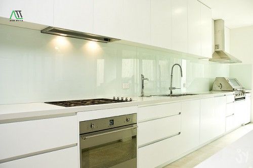 kính màu ốp tường