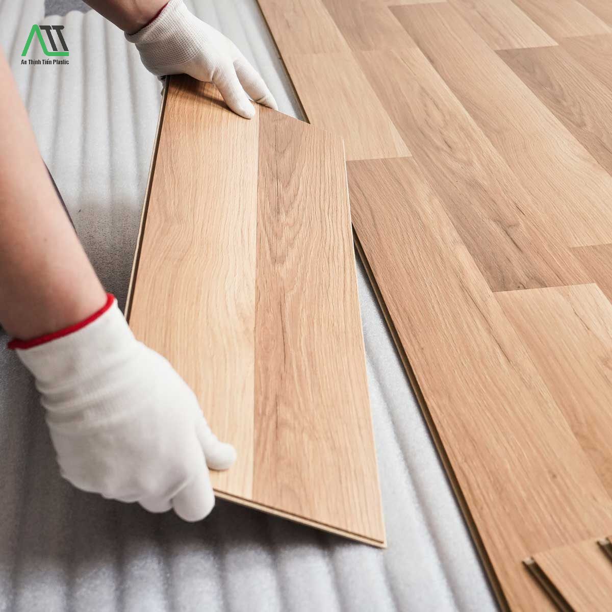 lát sàn gỗ trên nền gạch hoa