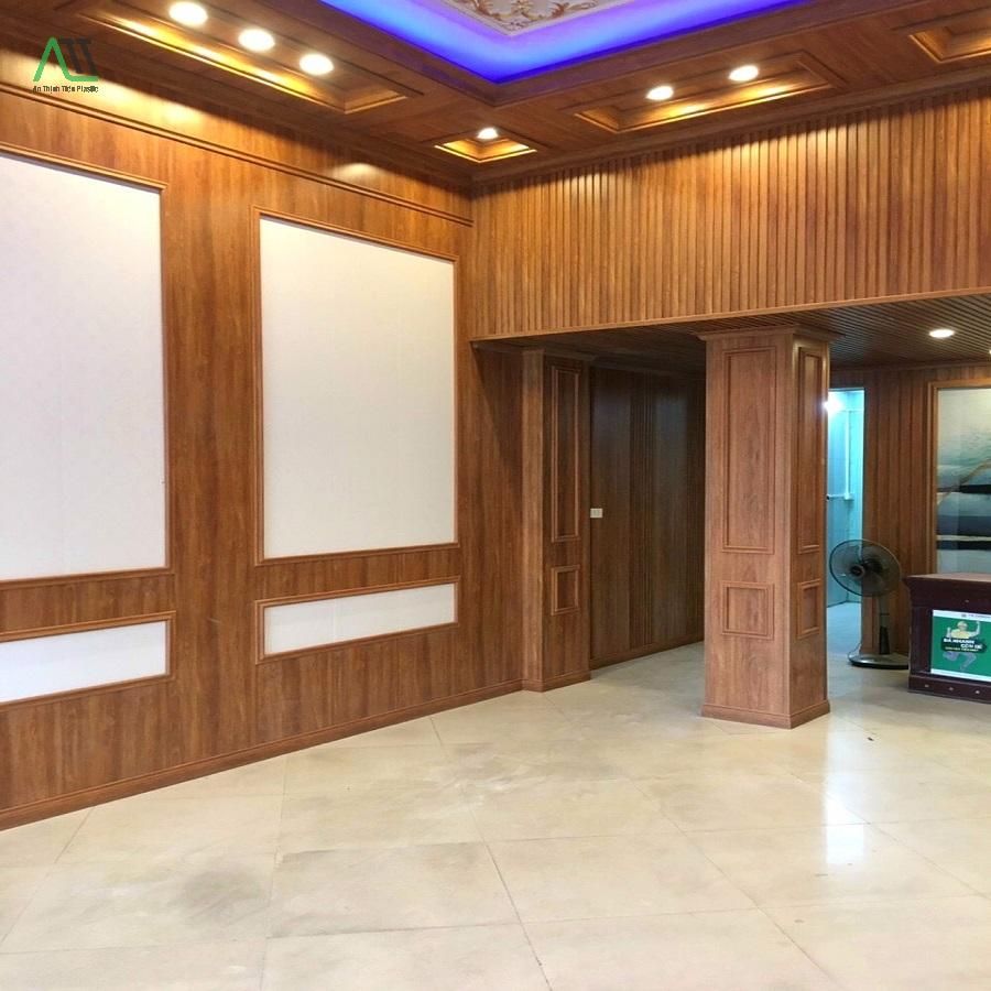 nên ốp tường bằng gạch hay nhựa