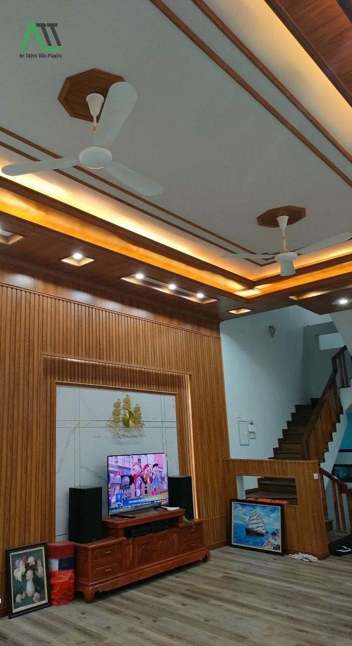 nên ốp tường bằng gạch hay nhựa
