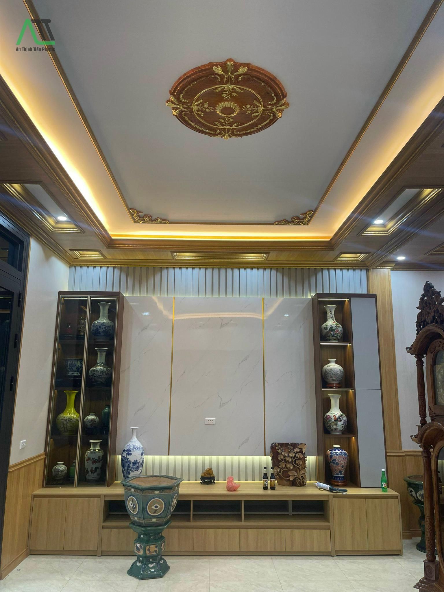 nên ốp tường bằng gạch hay nhựa