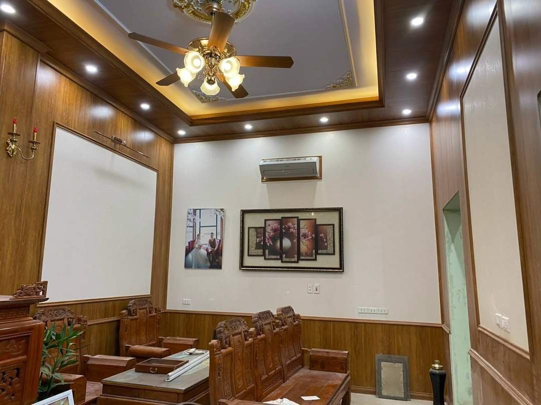 phào chỉ bị ẩm mốc
