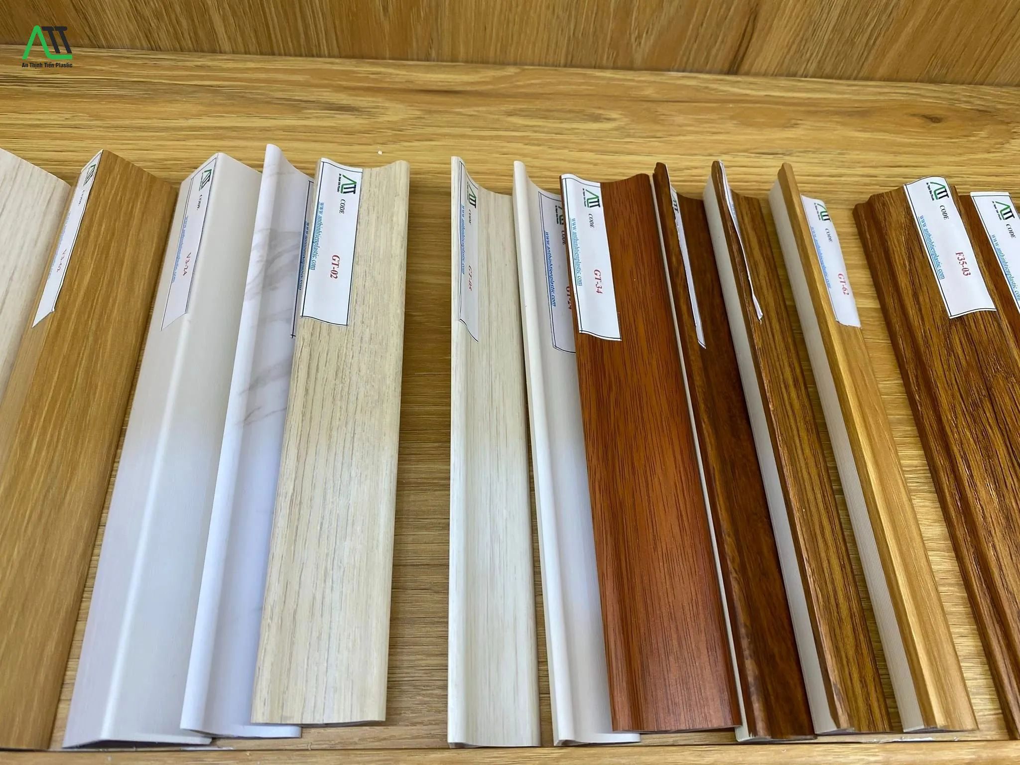 phào chỉ bị ẩm mốc