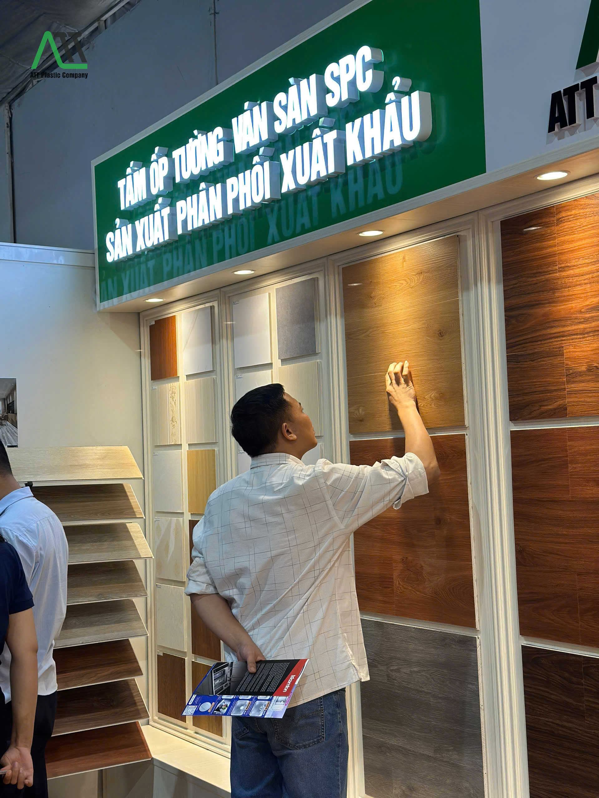 tấm nhựa giả gỗ có bị bong tróc không