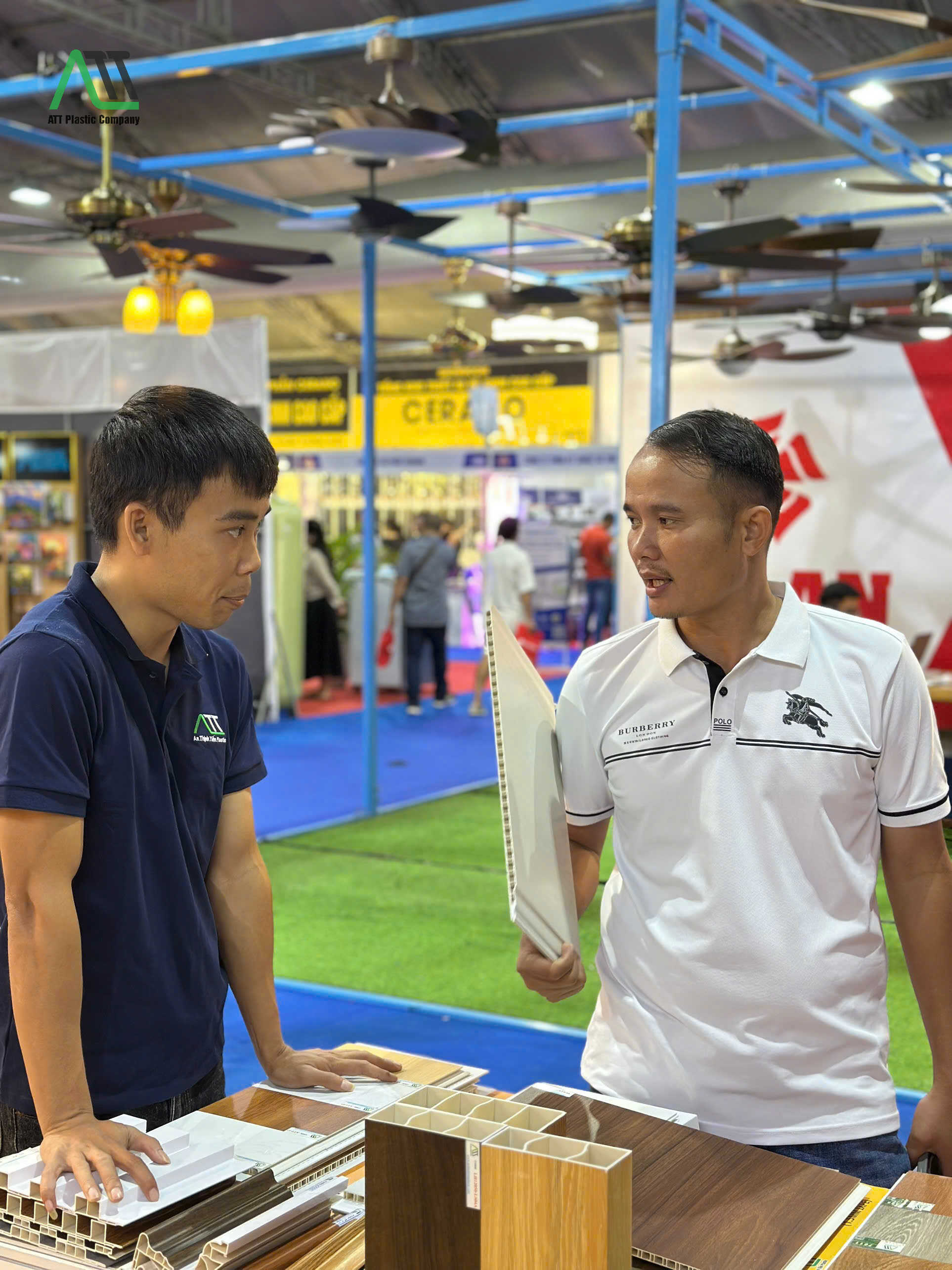 tấm nhựa giả gỗ có bị bong tróc không