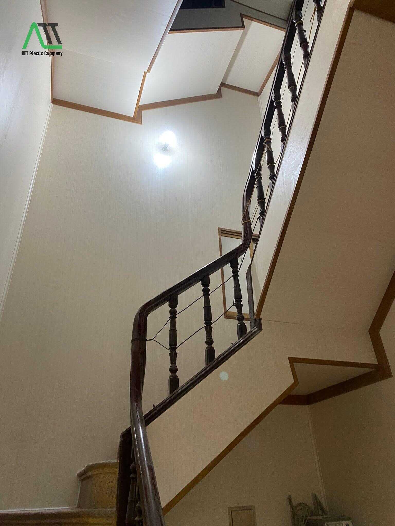 tấm ốp hèm khóa