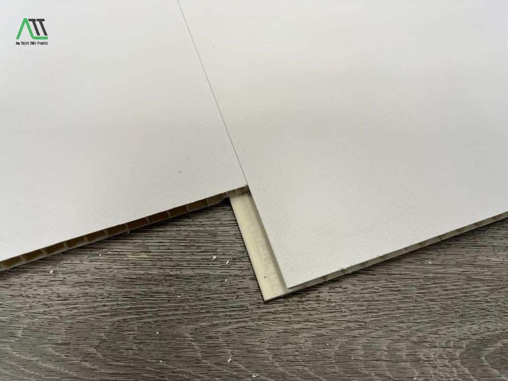 thi công tấm gỗ nhựa ốp tường