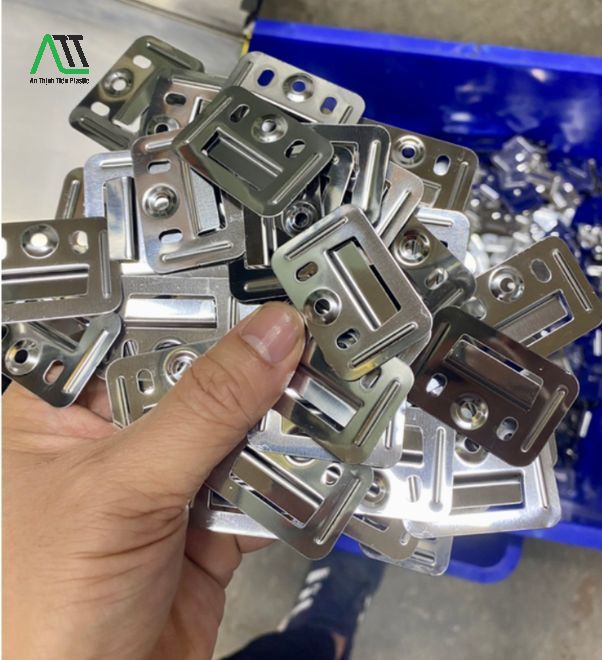 thi công tấm nhựa giả gỗ