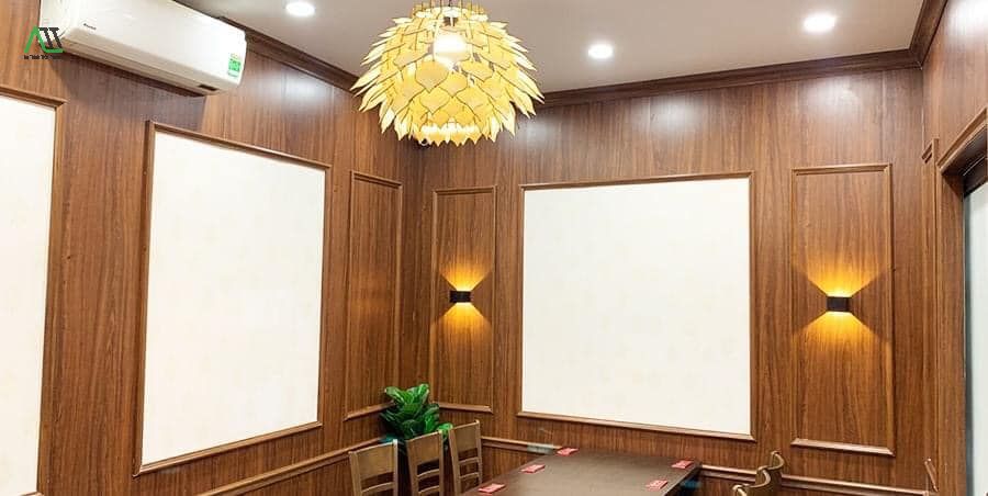 thi công tấm ốp tường giả gỗ