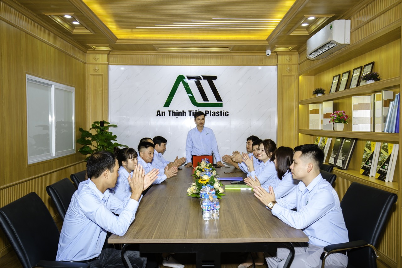 thi công tấm ốp nhựa giả gỗ