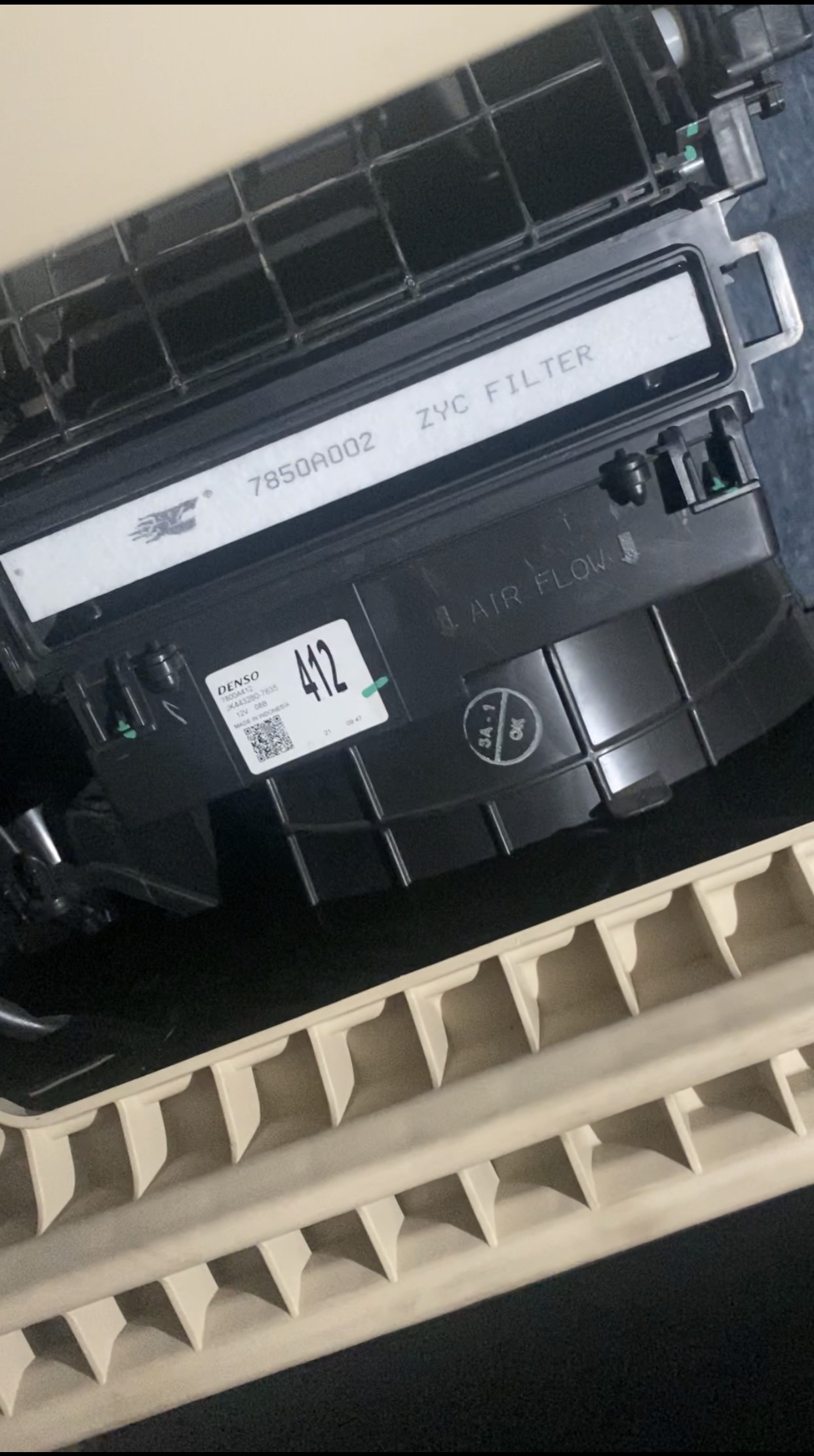 Tự thay lọc điều hòa cho Xpander