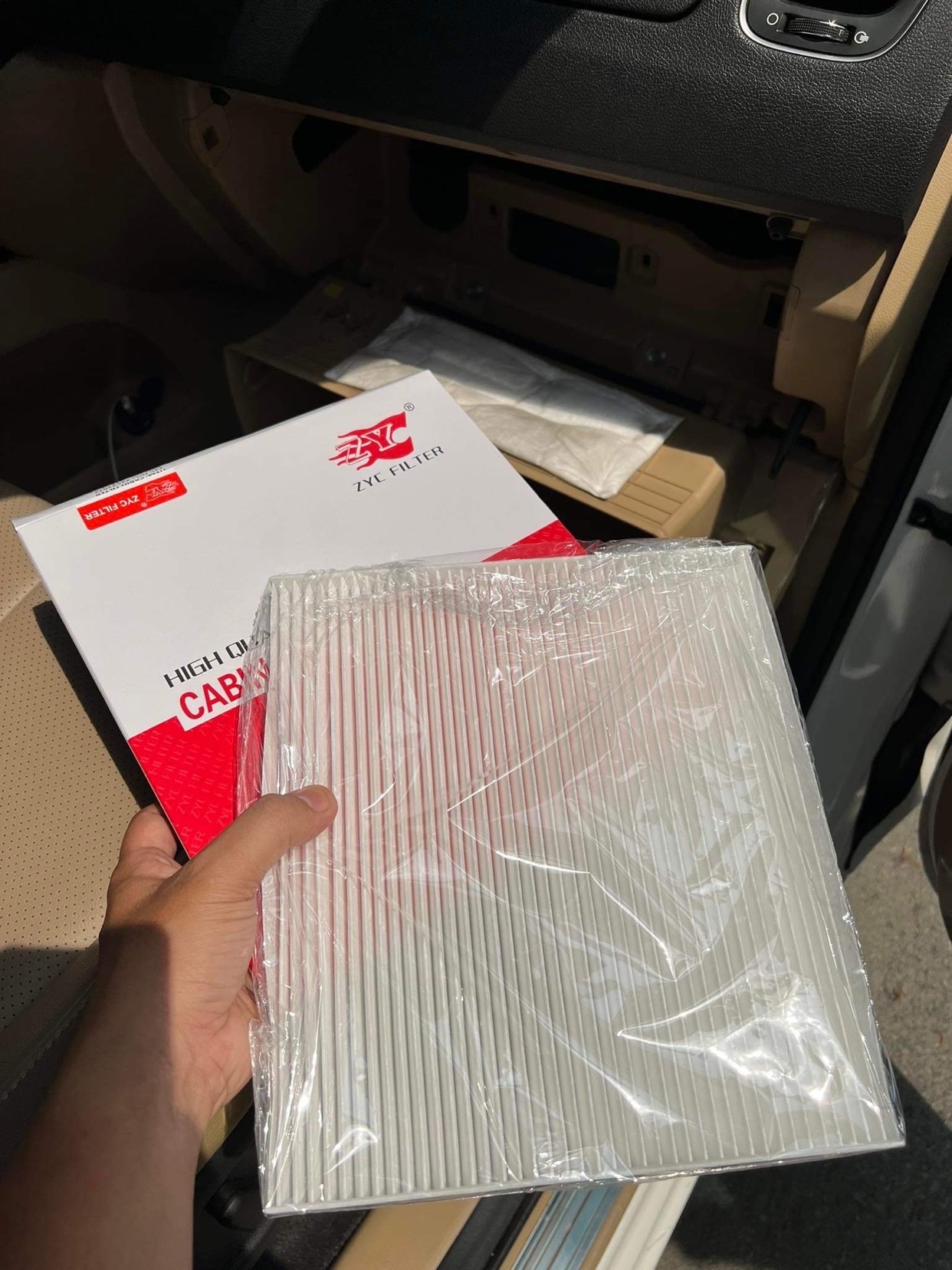 Tự thay lọc điều hòa cho KIA Sedona máy dầu 2019