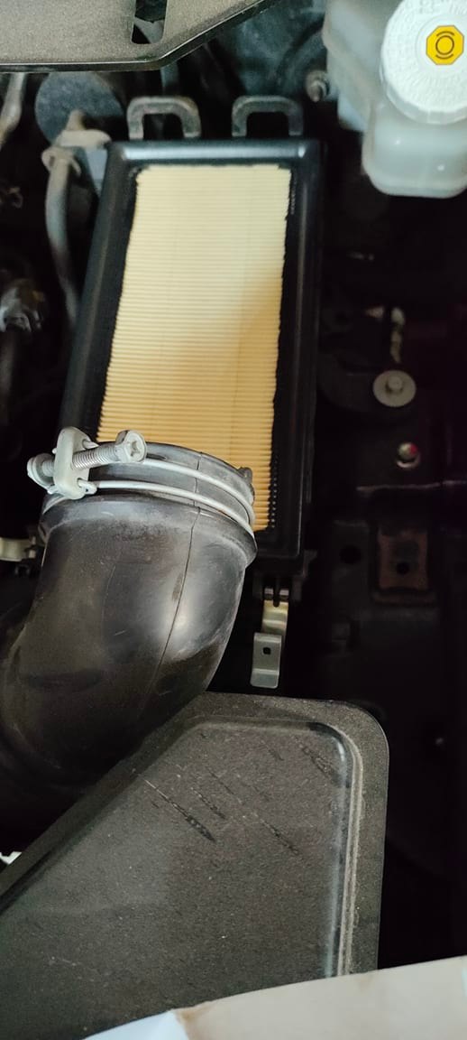 Tự thay lọc gió động cơ cho Xpander