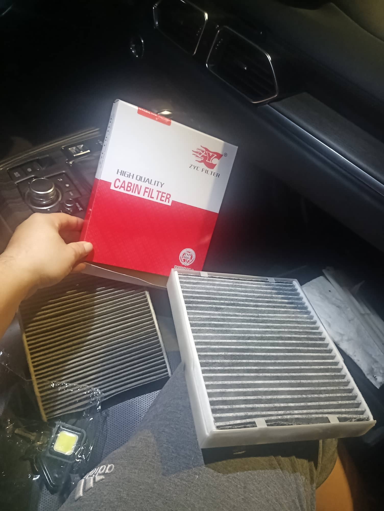 Tự thay lọc điều hòa than hoạt tính cho Mazda CX8