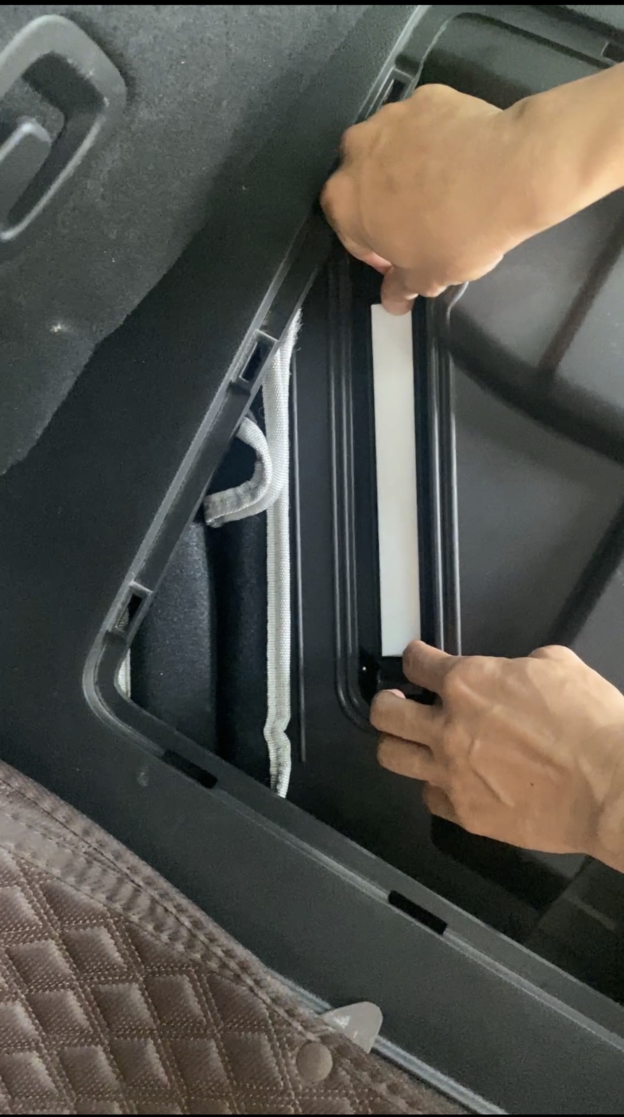 Bộ 2 Lọc điều hòa (Trước than/Sau thường) xe KIA Carnival đời 2022~ (Mã: 97133-C1000-C/97133-R0500)