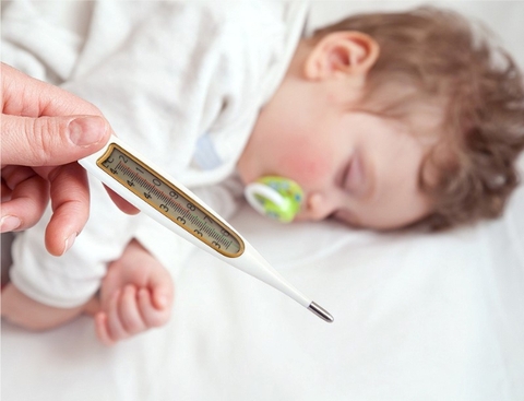 Cách hạ sốt nhanh cho trẻ theo độ tuổi và các lưu ý ba mẹ không nên bỏ qua