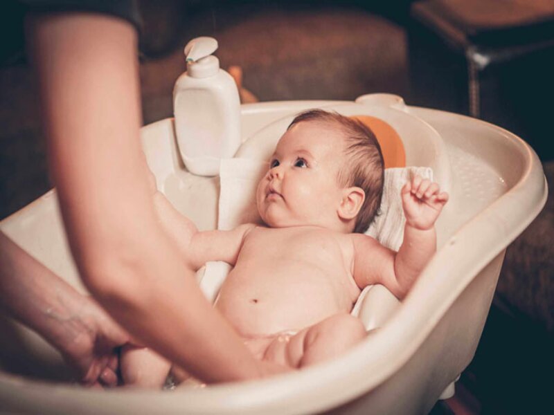 Bé bị mẩn ngứa
