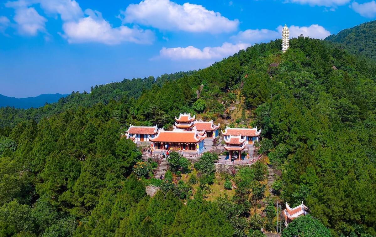 Chùa Hương Tích Hà Tĩnh: Hành Trình "Vãn Cảnh Đào Nguyên" Giữa Lòng Núi Hồng Lĩnh