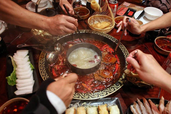 Lẩu Tứ Xuyên Vs. Trùng Khánh: Cuộc "Chạm Trán" Của Những Vị Cay Tê Lưỡi! 👅🔥