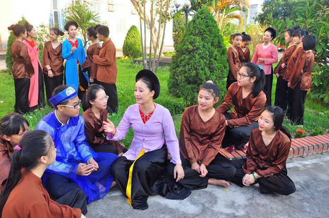 Chỉ Từ 500k: Hành Trình "Chạm" Vào Di Sản Ví, Giặm Từ Đời Thường Đến Sân Khấu