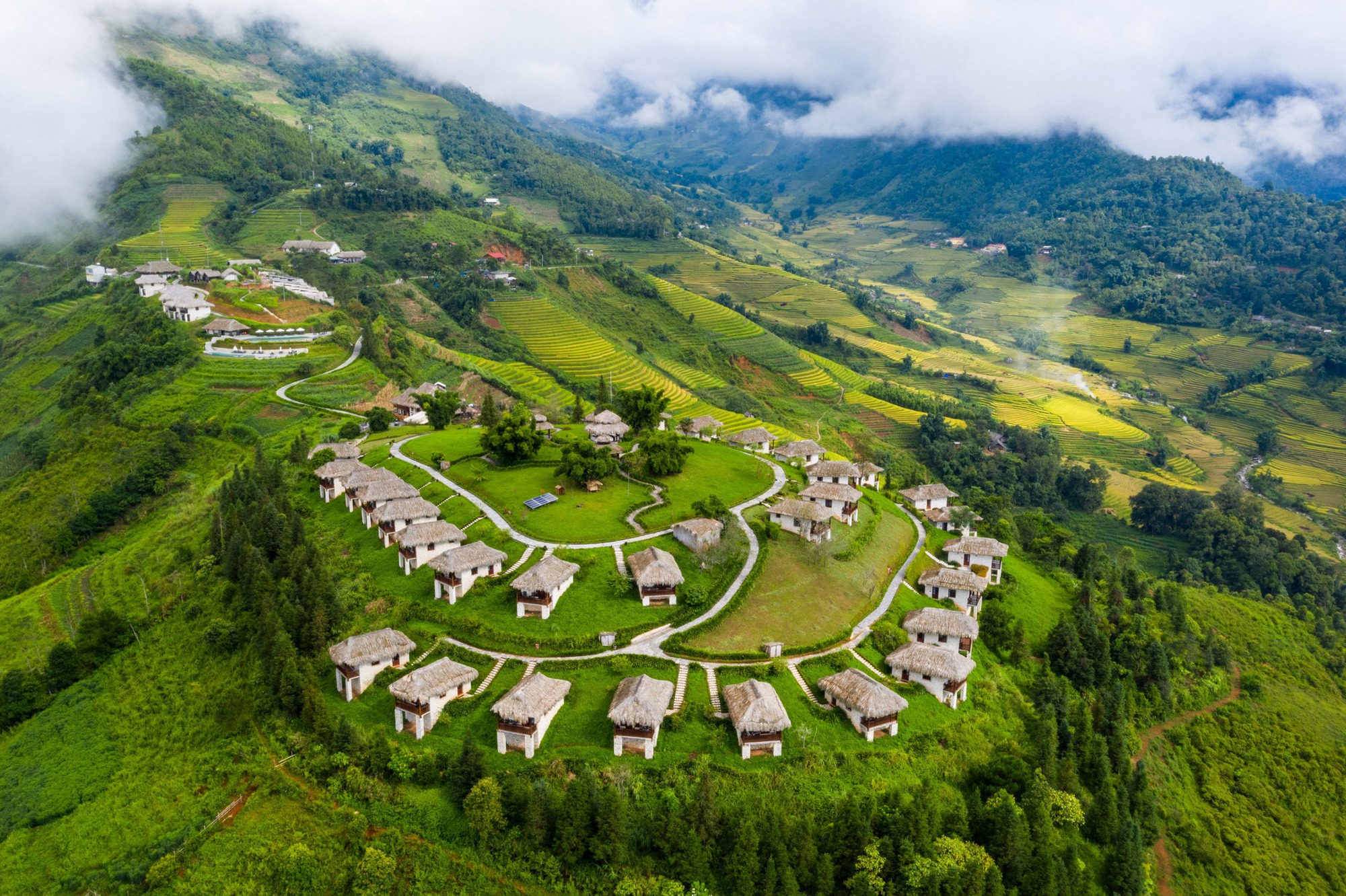 Resort Topas Ecolodge Sapa với hồ bơi vô cực view thung lũng.
