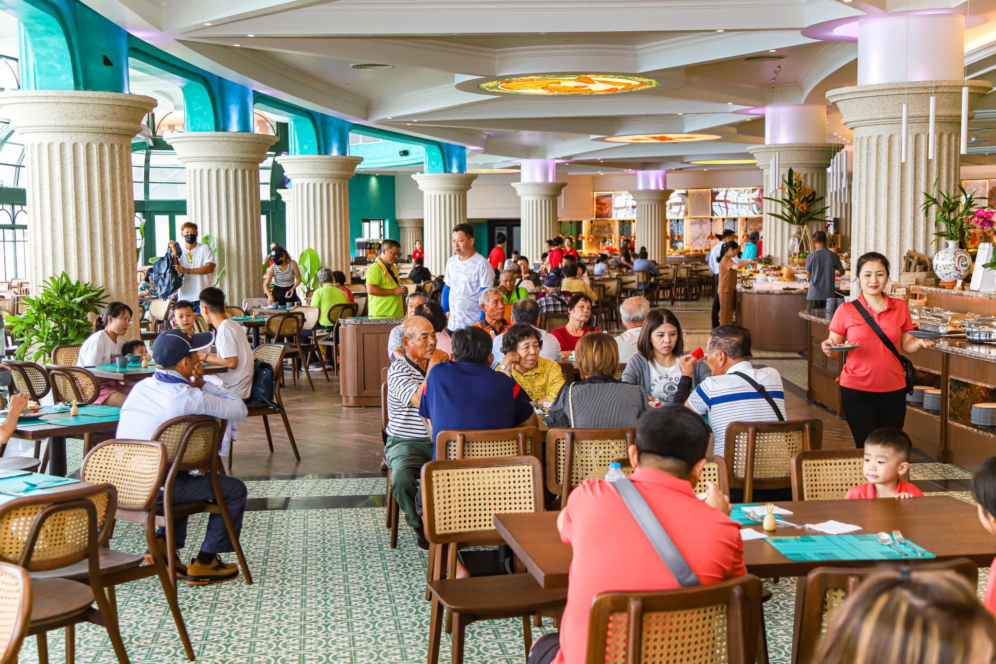 ĂN GÌ TRÊN ĐỈNH BÀ NÀ HILLS? TOP NHỮNG NHÀ HÀNG BUFFET "ĐÁNG ĐỒNG TIỀN BÁT GẠO" NHẤT BÀ NÀ HILLS 2026