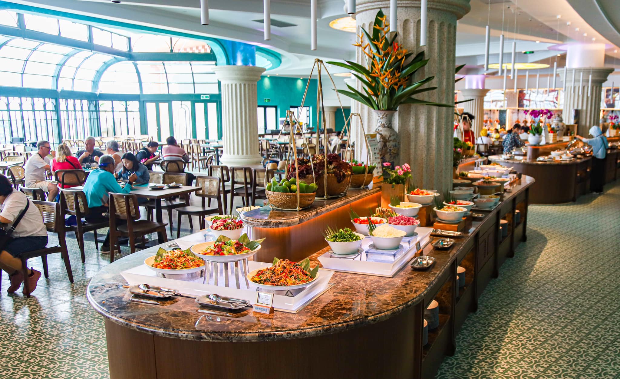 ĂN GÌ TRÊN ĐỈNH BÀ NÀ HILLS? TOP NHỮNG NHÀ HÀNG BUFFET "ĐÁNG ĐỒNG TIỀN BÁT GẠO" NHẤT BÀ NÀ HILLS 2026