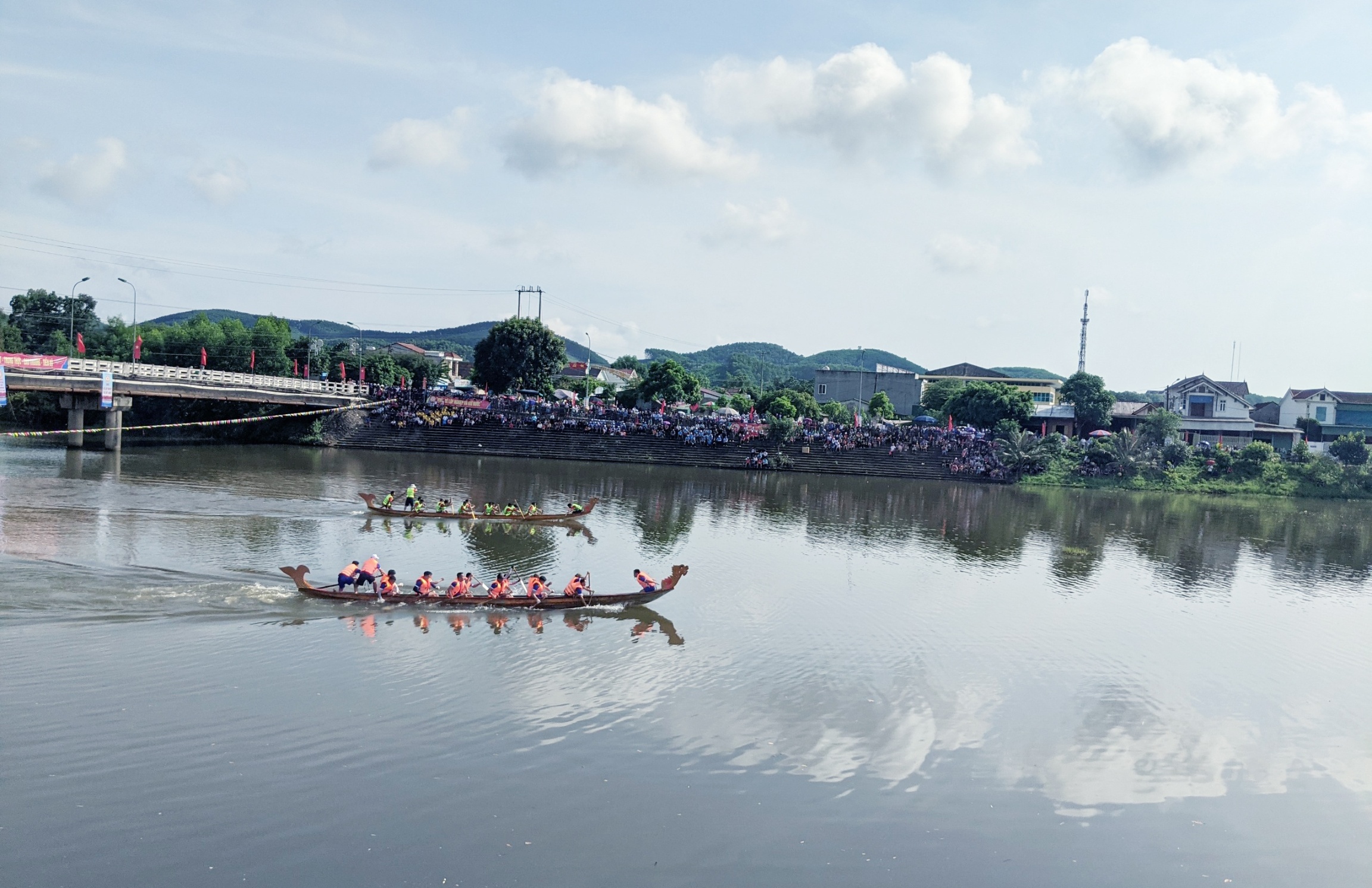 Hội đua thuyền ở Hồ Ngàn Trươi (Ảnh: Sưu tầm)
