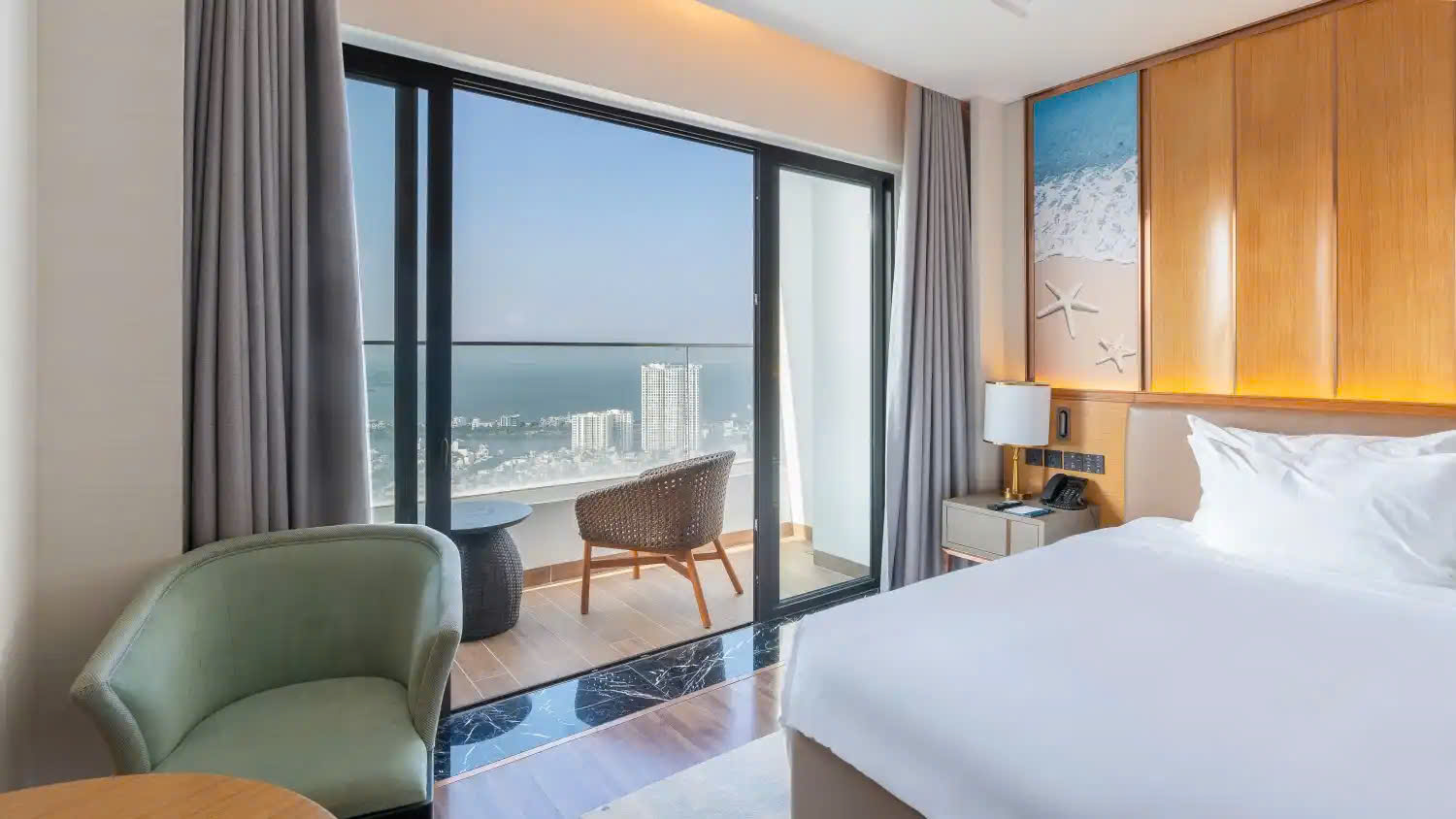 Căn phòng Premium Bayview hiện đại với cửa kính lớn hướng trọn tầm nhìn ra Vịnh Thị Nại.
