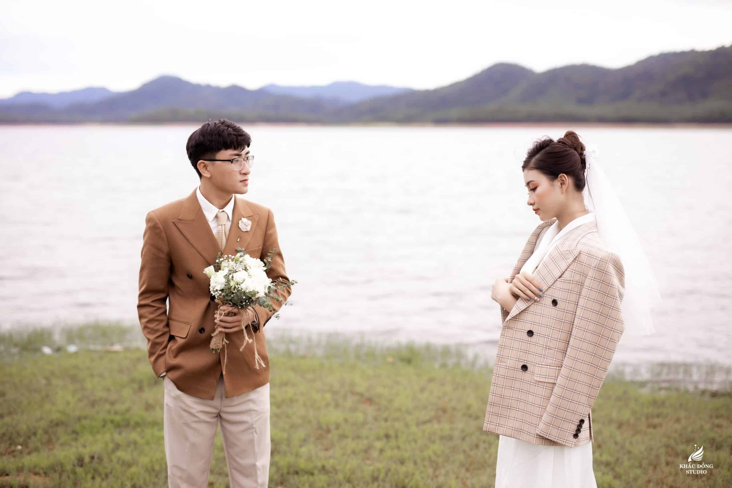 Bức ảnh cưới lung linh trên nền tươi mát của hồ (Ảnh: Sưu tầm)