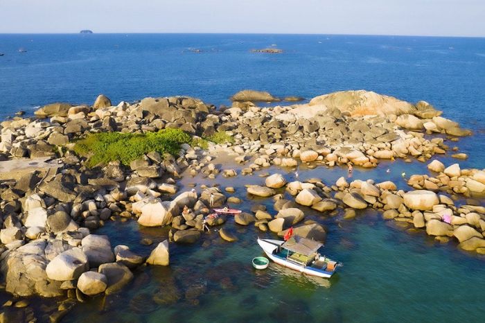 Bãi đá Thiên Cầm trên làn nước xanh vắt (Ảnh: Sưu tầm)