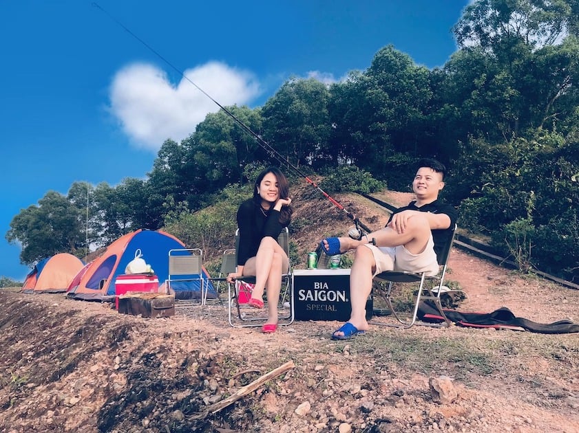 Nhâm nhi chút "lúa mạch" xóa tan căng thẳng bên bờ hồ Kẻ Gỗ (Ảnh: Sưu tầm)