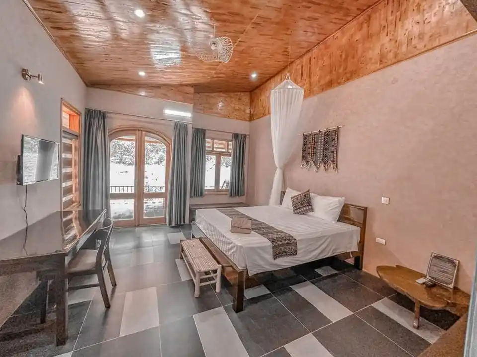 Sky Bay Lodge sở hữu góc nhìn sông Lô tráng lệ cùng hệ thống hồ bơi sang trọng.