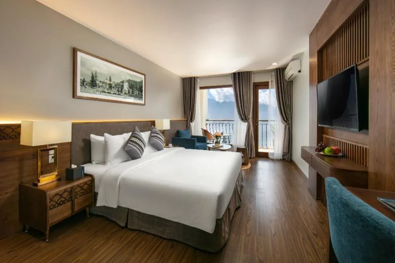 Khách sạn DeLaSol Sapa Hotel view núi hiện đại.