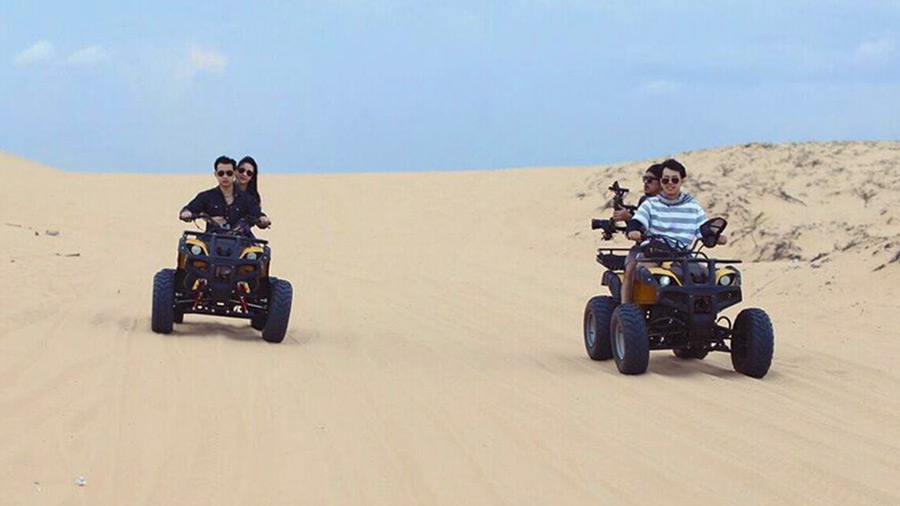 Bộ môn đua xe trên bãi cát của khu du lịch sinh thái Đồng Nôi (Ảnh: Sưu tầm)