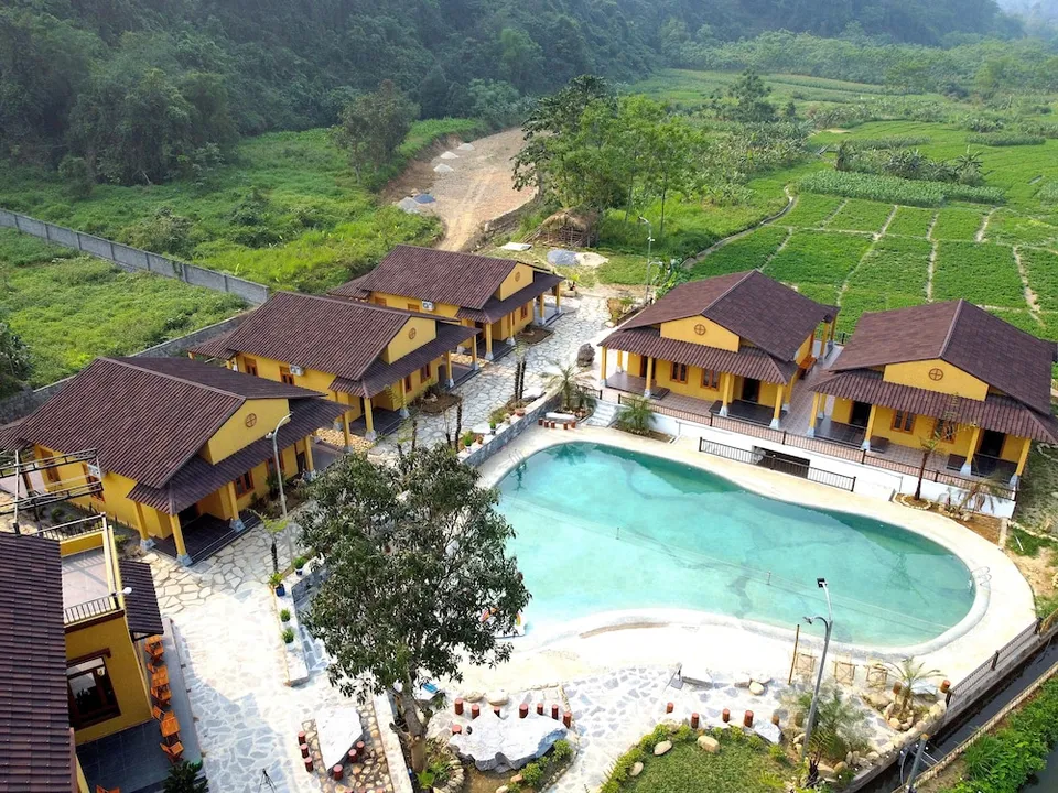 Khách sạn Hà Giang có hồ bơi Sky Bay Lodge view sông Lô.