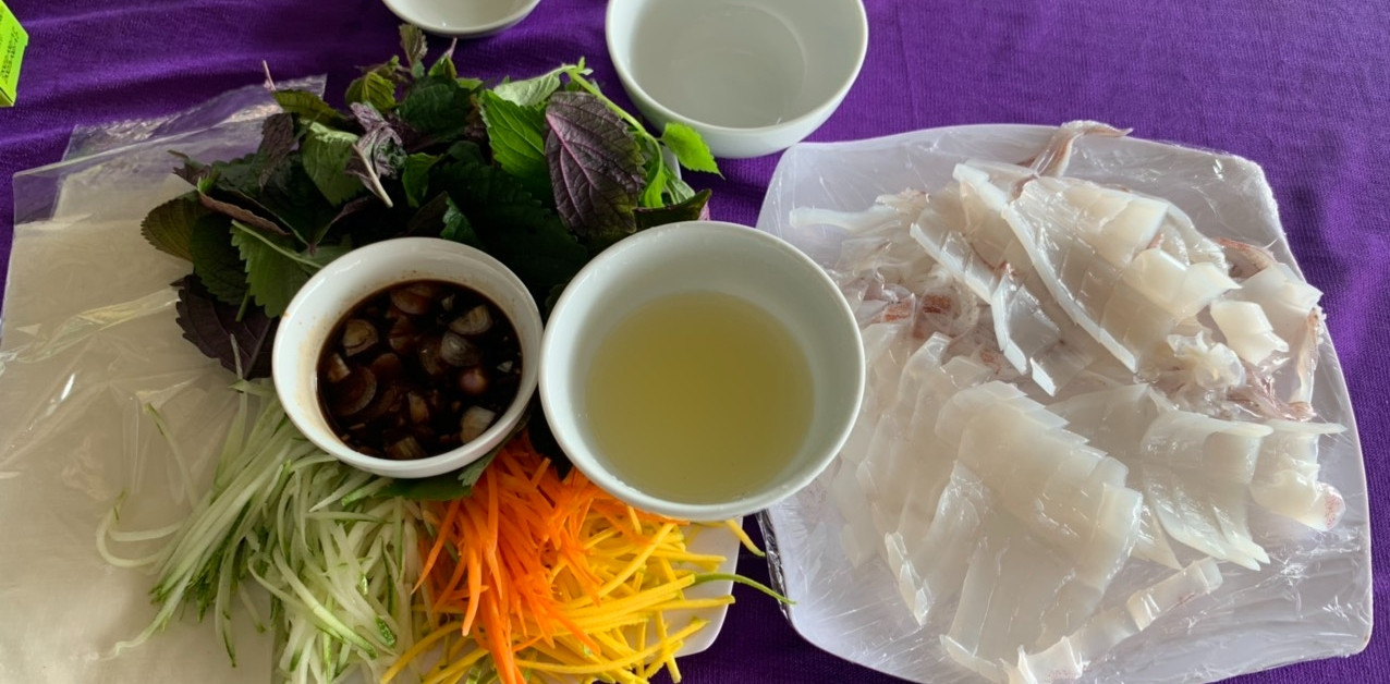 Thưởng thức mực nhảy với vị cay của gừng, vị chát nhẹ của rau thơm hòa quyện cùng cái giòn sần sật, ngọt lịm của mực tươi, ngon khó "cưỡng" (Nguồn: Sưu tầm)