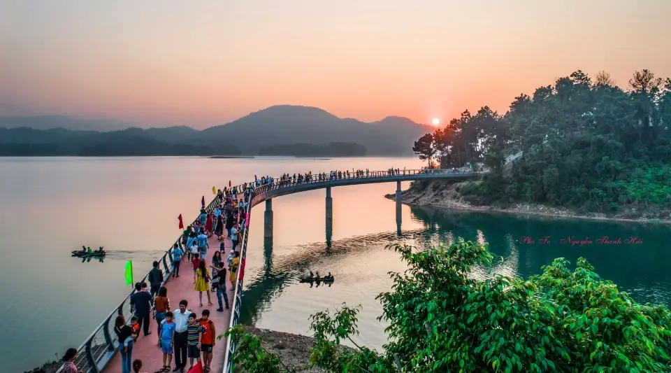 Khung cảnh nhộn nhịp giữa chiều hoàng hôn của hồ Kẻ Gỗ (Ảnh: Sưu tầm)