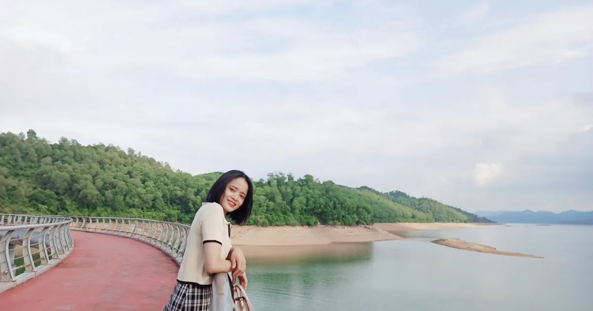 Hình ảnh bạn nữ thả mình vào làn gió của hồ Kẻ Gỗ (Ảnh: Sưu tầm)