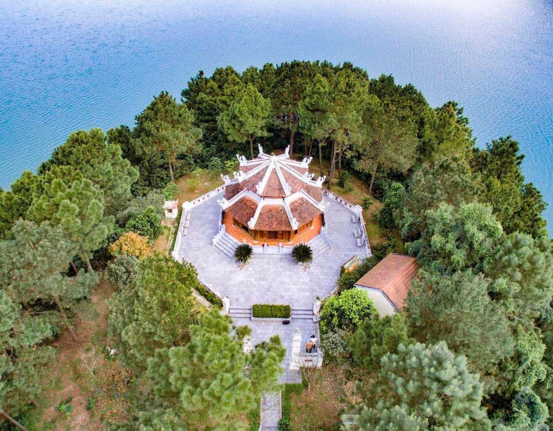 Ngôi đền giữa lòng hồ Kẻ Gỗ. (Ảnh: Sưu tầm)