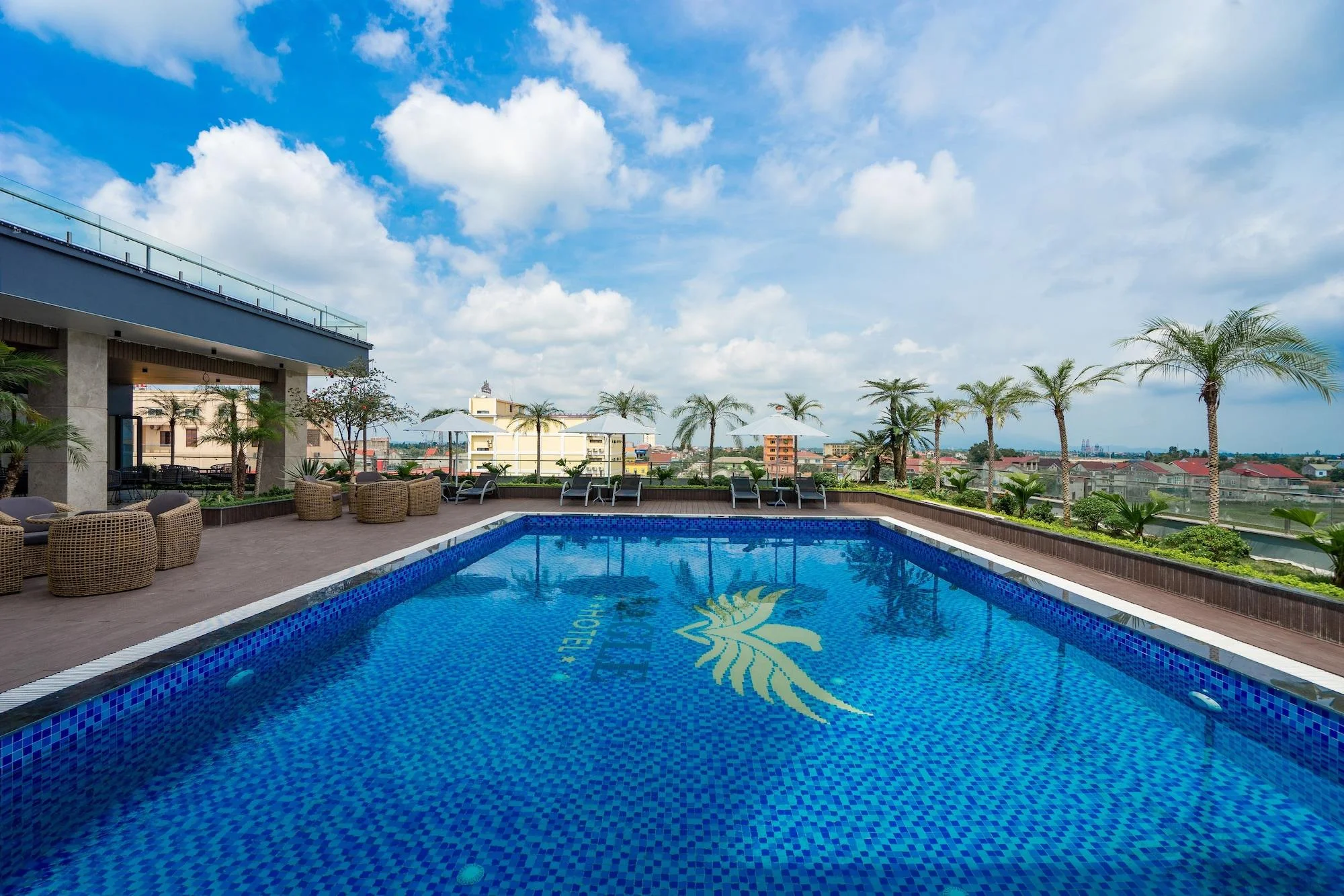 Hồ bơi xịn xò tại Eagle Hotel Hà Tĩnh