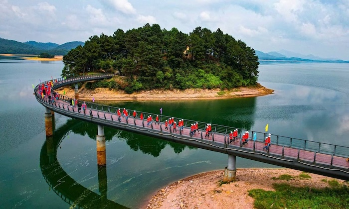 Khung cảnh nên thơ giữa màu nước xanh của hồ Kẻ Gỗ (Ảnh: Sưu tầm)